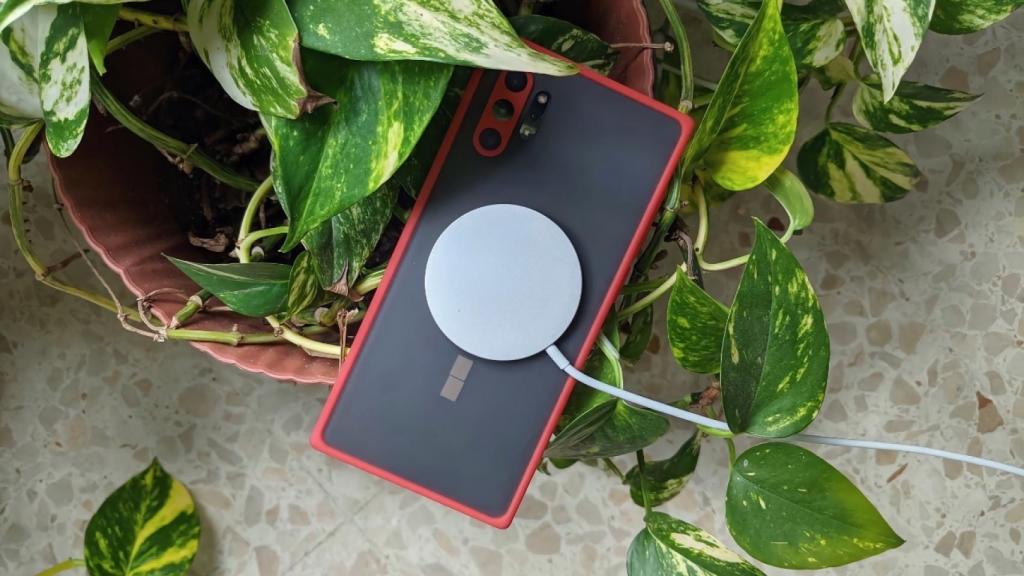 Funda con cargador inalámbrico magnético.