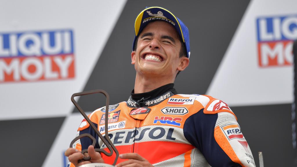 Marc Márquez celebra su victoria en el Gran Premio de Alemania, en el circuito de Sachsenring.