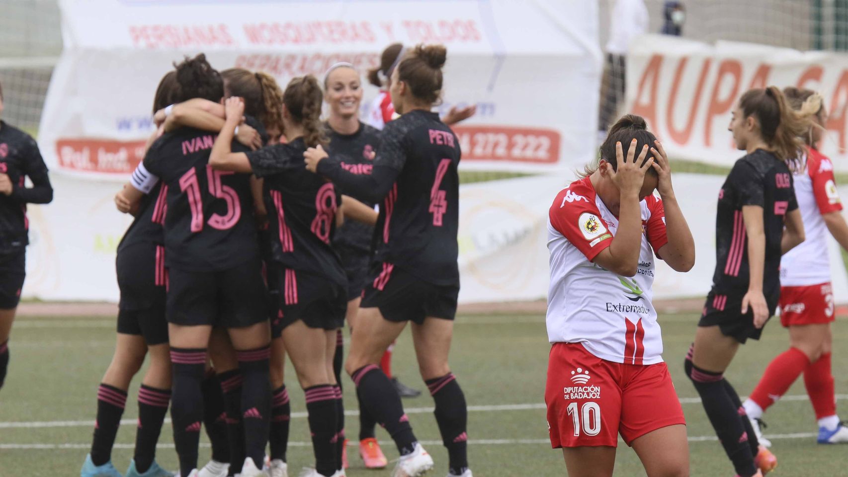 Las jugadoras del Real Madrid Femenino celebra un gol ante el Santa Teresa