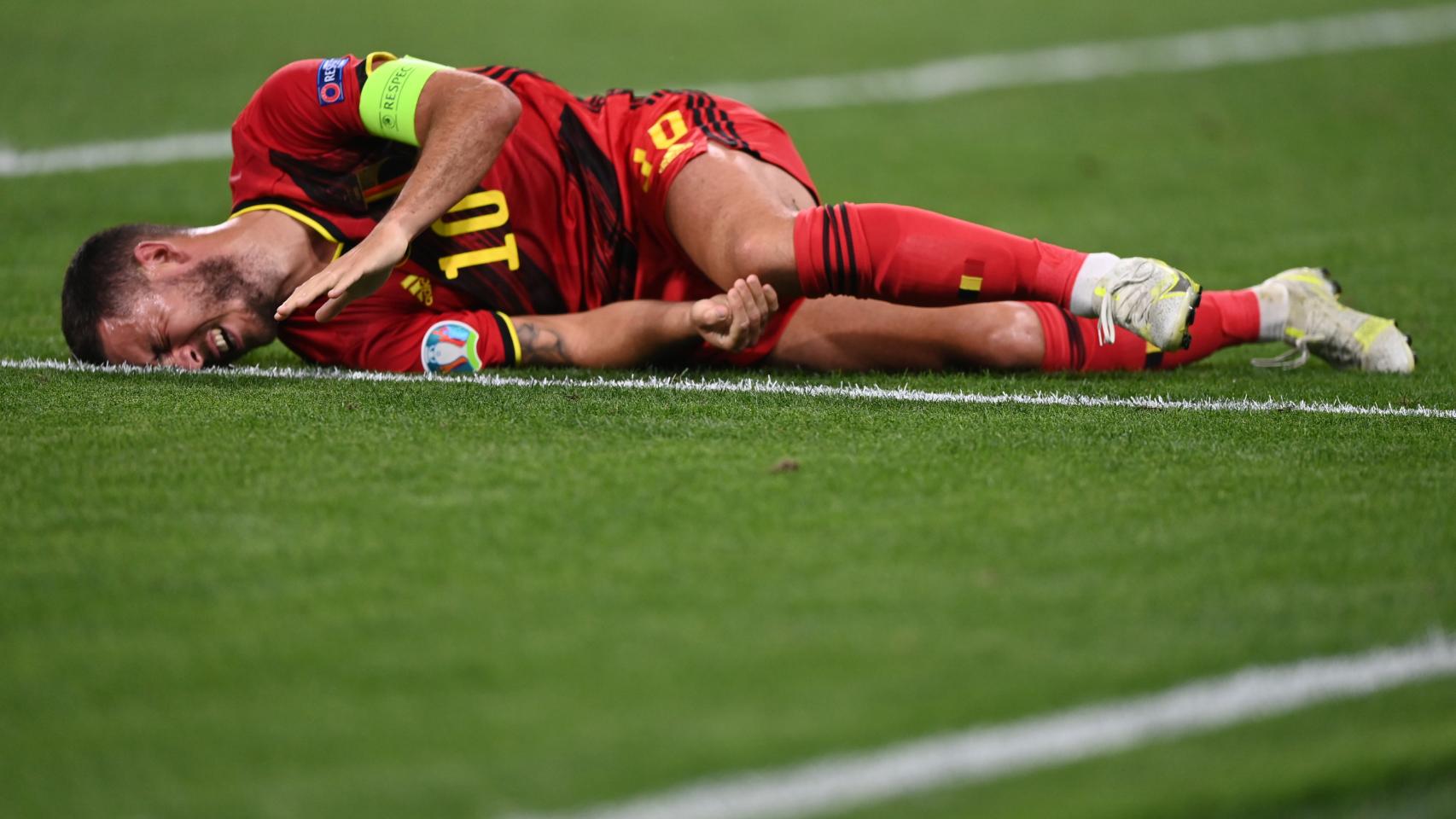 El futbolista Eden Hazard, quejándose en el suelo de uno de sus tobillos.