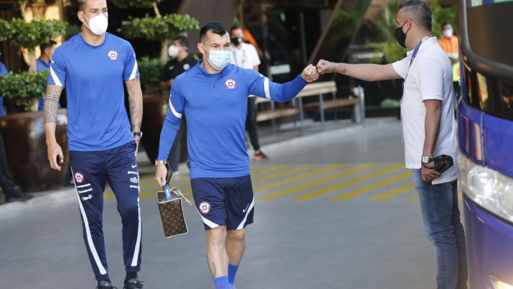 Medel se sube al autobús de Chile