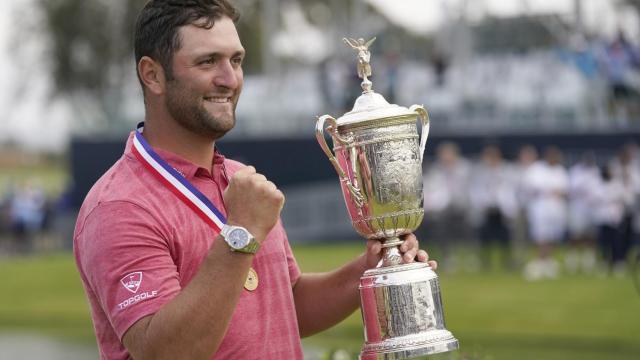 Jon Rahm levanta el trofeo conquistado en el US Open, en el Torrey Pines Golf Course de San Diego.
