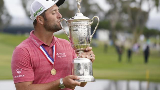 Jon Rahm besando el trofeo del US Open