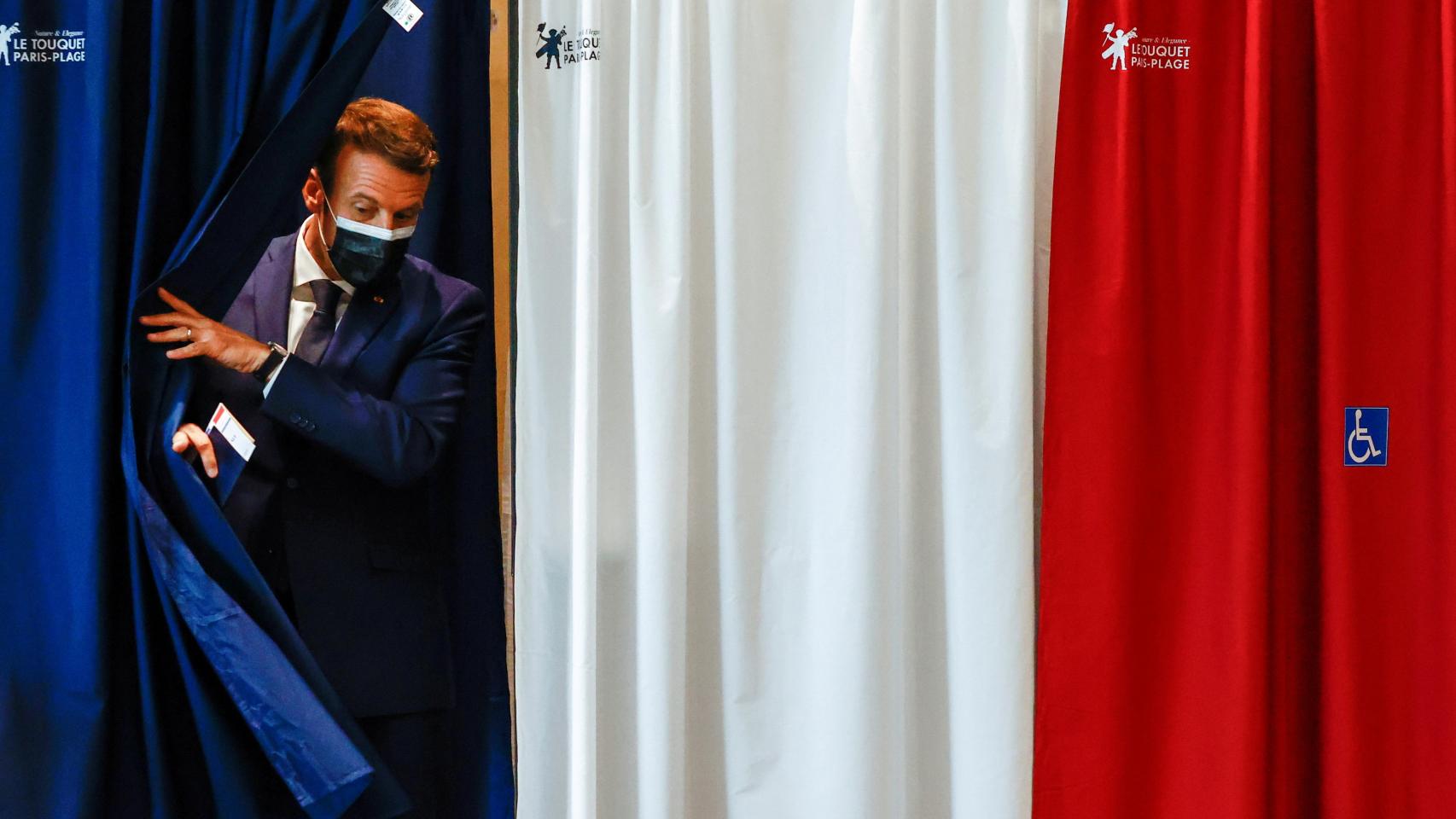 El presidente Emmanuel Macron en su colegio electoral de París.