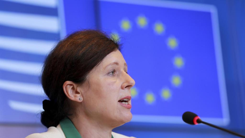 La vicepresidenta de la Comisión, Vera Jourova, durante la rueda de prensa de este martes