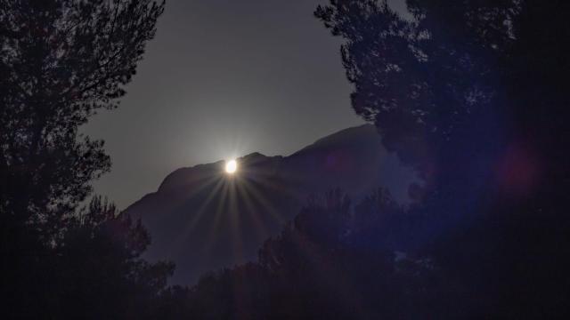 El evento fue observado y fotografiado por los asistentes con la preceptiva protección ocular.