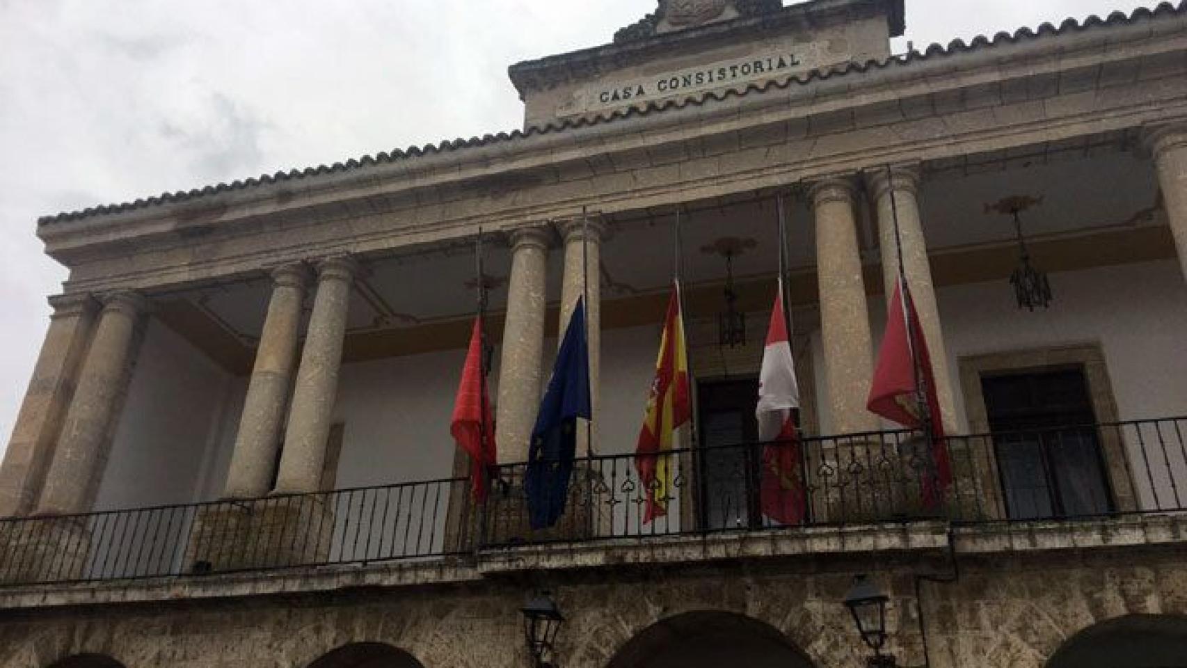 zamora toro ayuntamiento fachada media asta