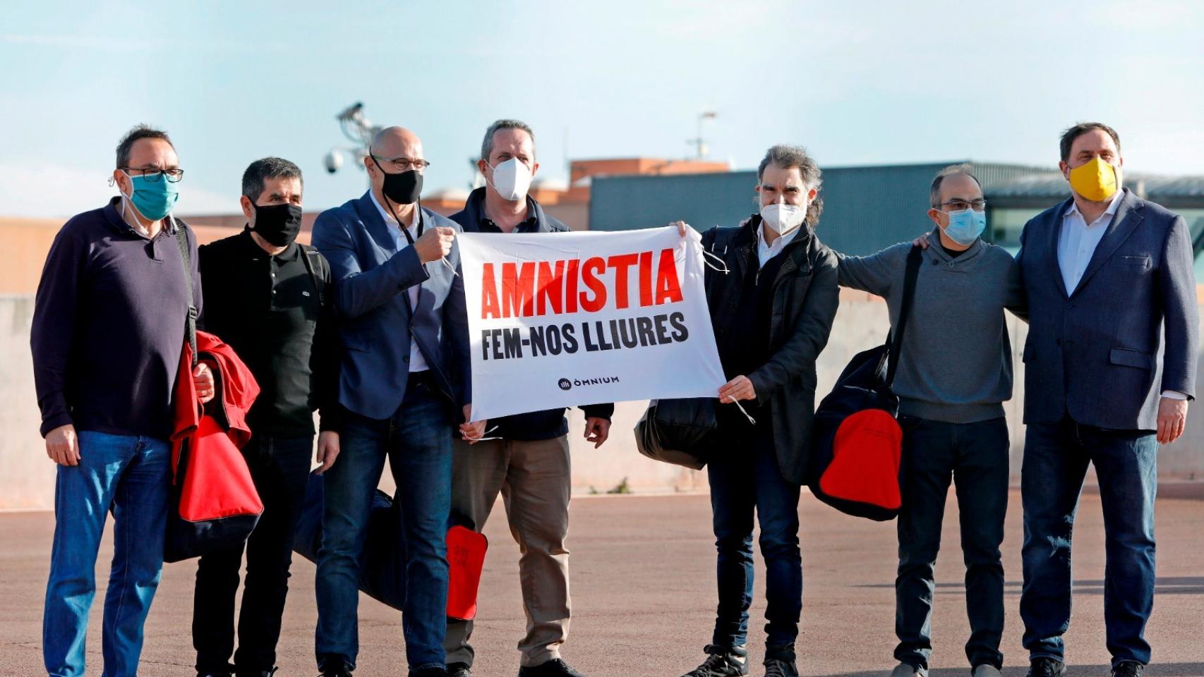 Los líderes encarcelados del independentismo, a las puertas de Lledoners.