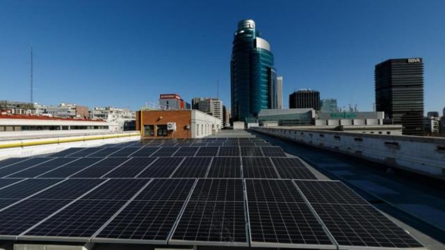 El Ministerio de Transportes instala paneles solares en su sede de Madrid para su electrolinera