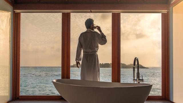 Un millonario tomando un baño.