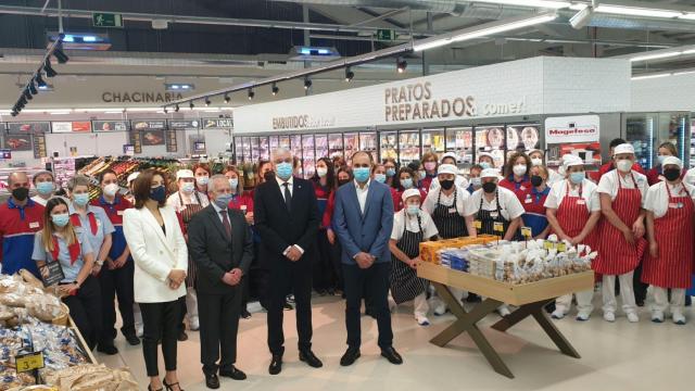Inauguración del Autoservicios Familia de Melide