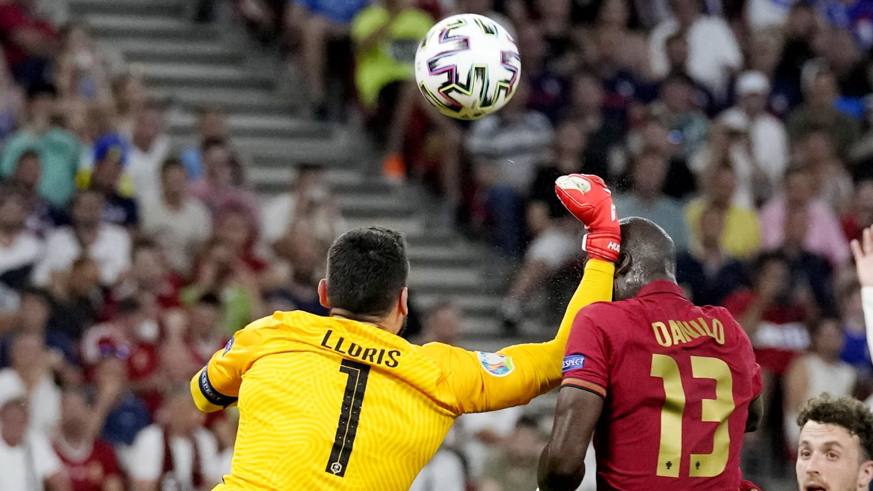 Lloris golpeando a Pereira en su intento de despeje