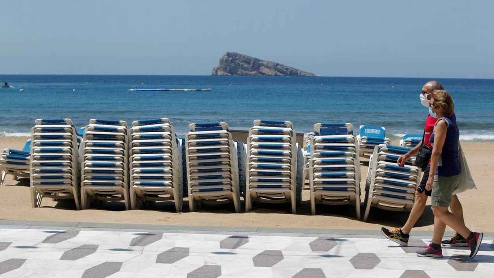 Benidorm recupera las hamacas en las playas.