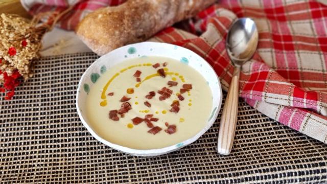 Vichysoisse de puerro con mojama, una sopa fría con un toque especial