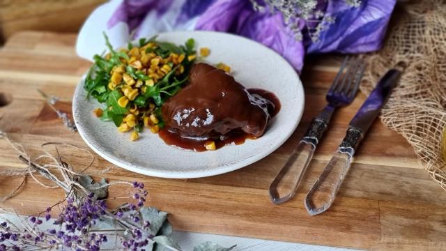 Carrilleras de ternera guisadas con ensalada de maíz asado