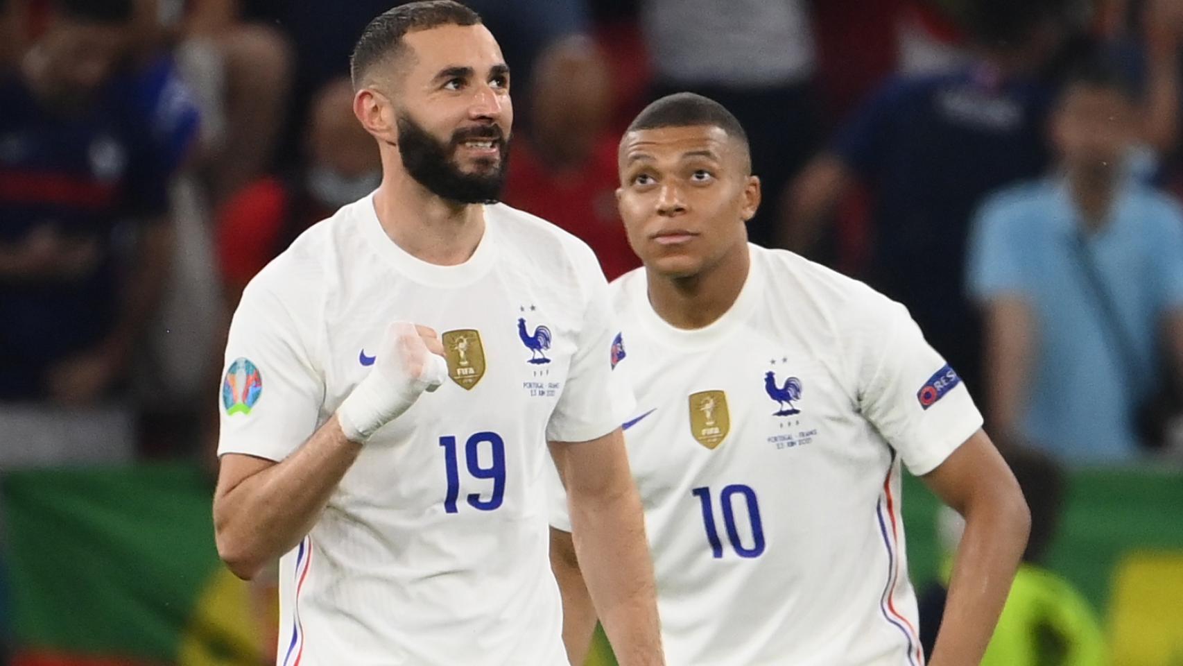 Karim Benzema y Kylian Mbappé celebran el gol del delantero del Real Madrid