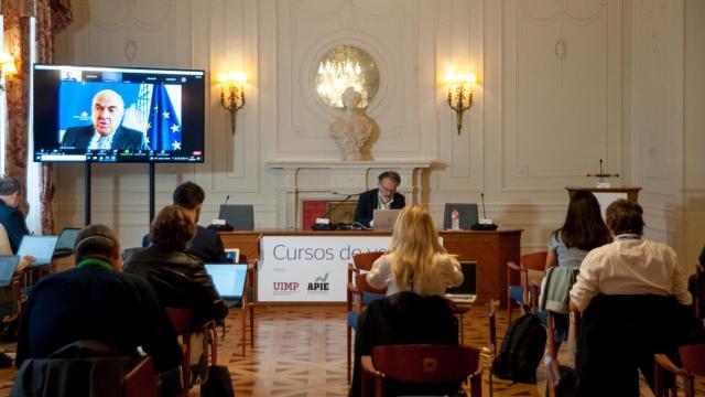 Luis de Guindos, vicepresidente del BCE, durante su intervención en los cursos de la Apie en Santander.