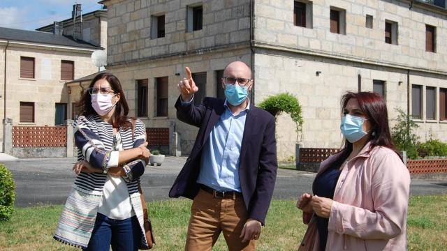 Imagen de archivo de una visita de Jacobo Rey a la residencia de tiempo libre de O Carballiño.