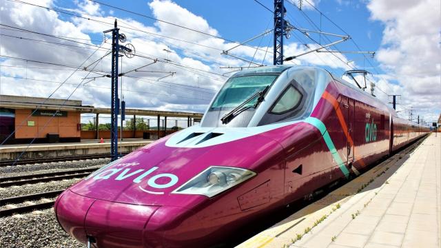 Llegada de un tren AVLO a la estación