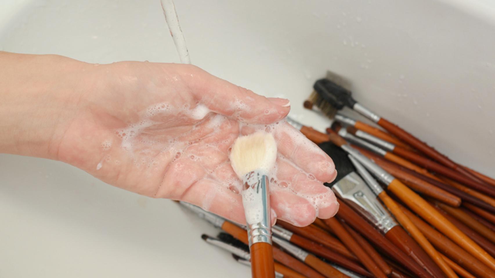 Consejos y trucos para limpiar todas tus brochas de maquillaje.