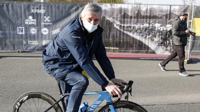 Eusebio Unzue, con una de las bicicletas del Movistar Team
