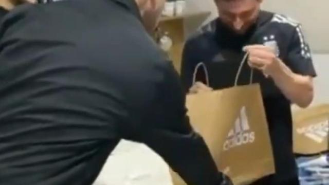 Leo Messi, recibiendo un regalo de la selección de Argentina