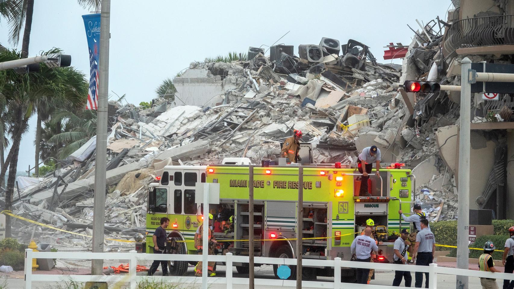 Los bomberos del condado de Miami-Dade buscan entre los escombros.