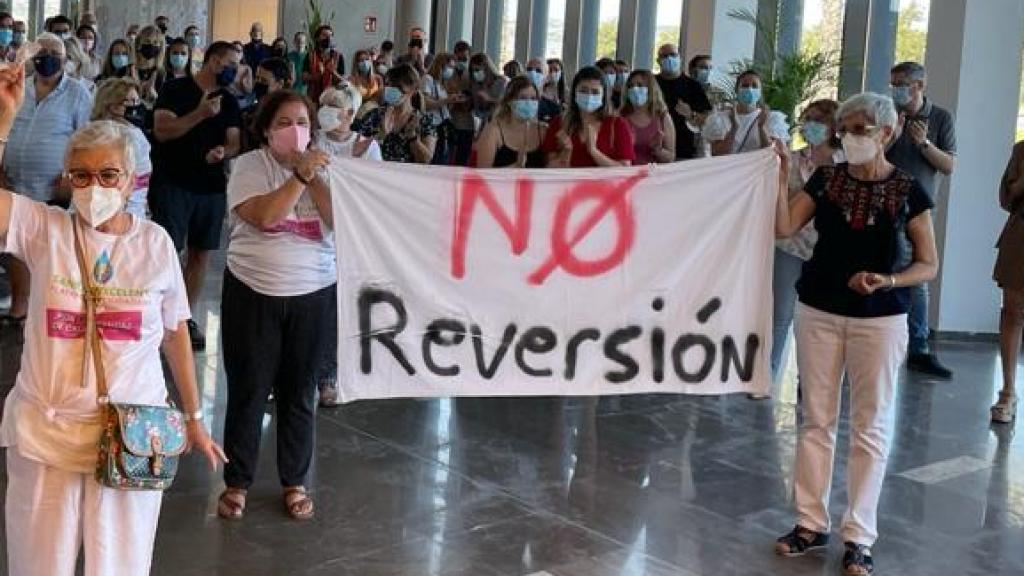 Recibimiento de los profesionales sanitarios a la entonces consellera Ana Barceló en Torrevieja.