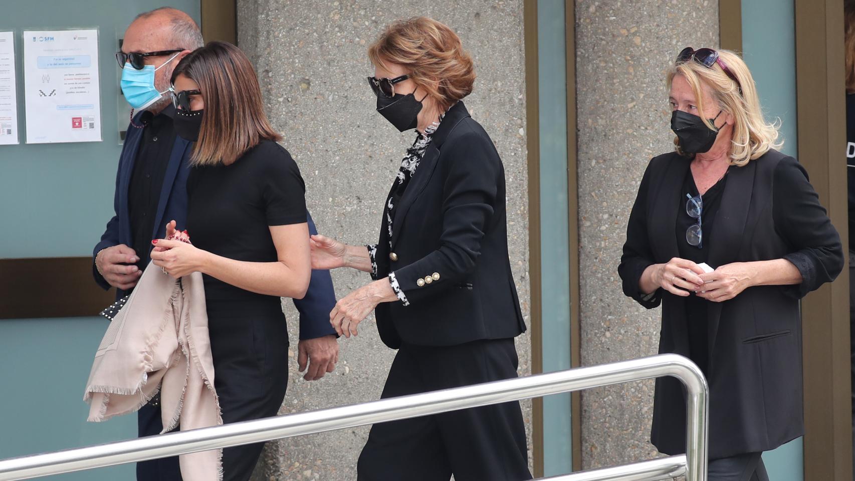 La familia de Mila Ximénez, a su llegada.