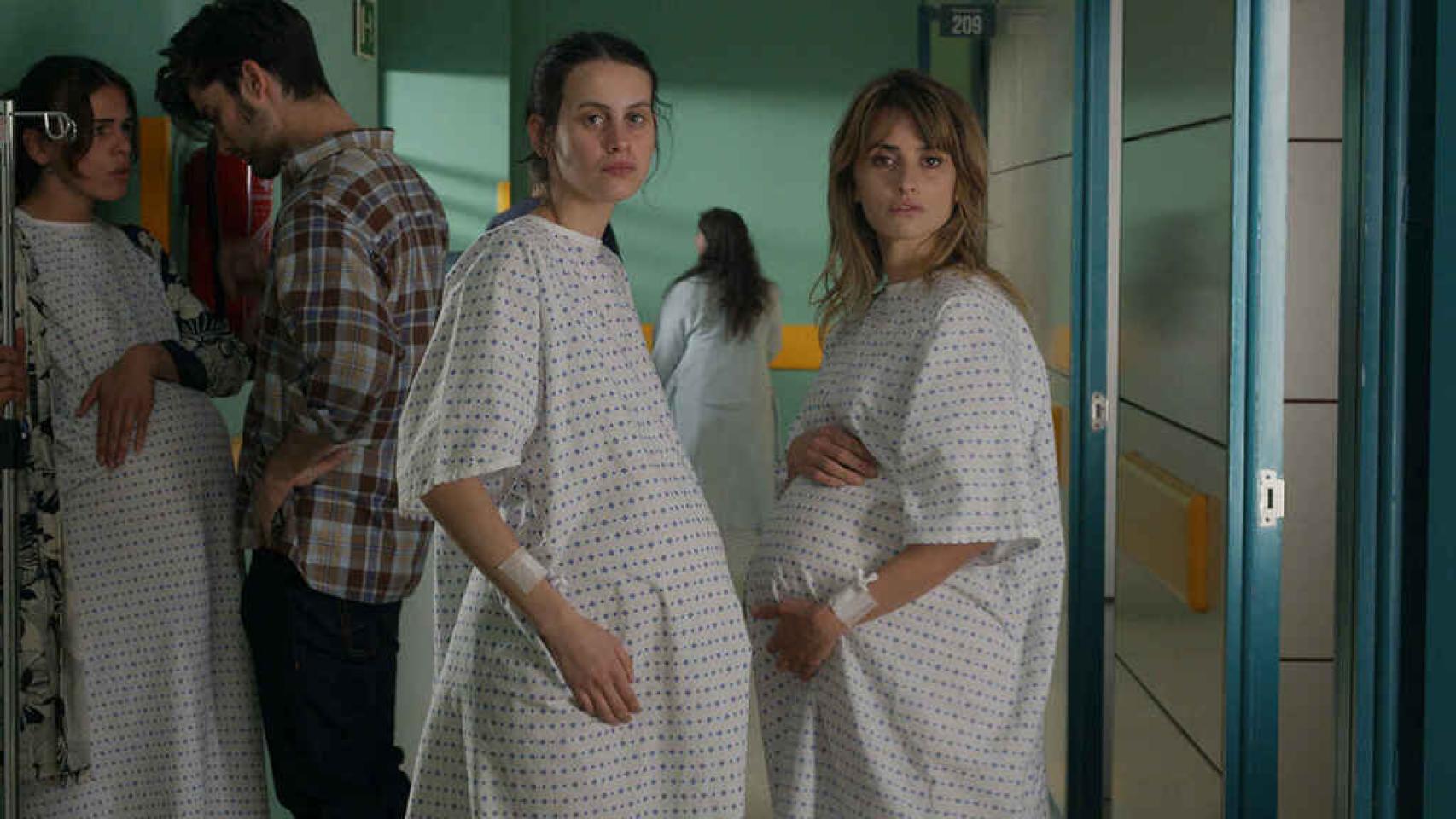 Milena Smit y Penélope Cruz en 'Madres paralelas'