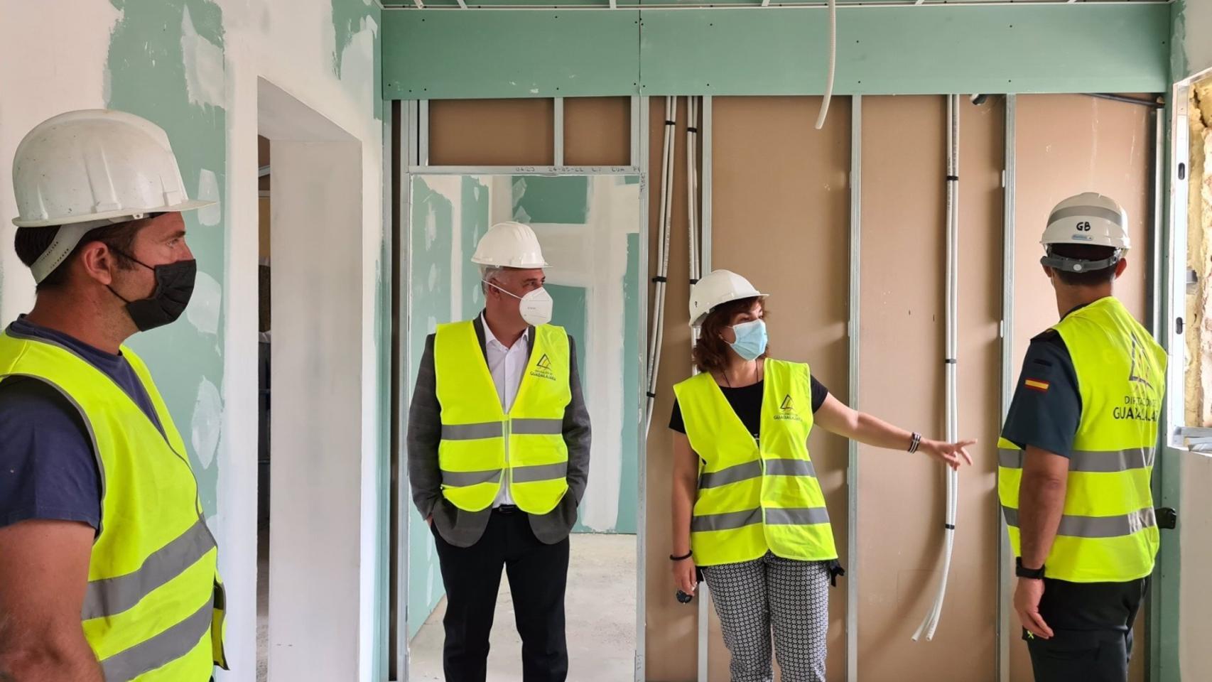 El presidente de la Diputación, José Luis Vega, visita las obras del cuartel.