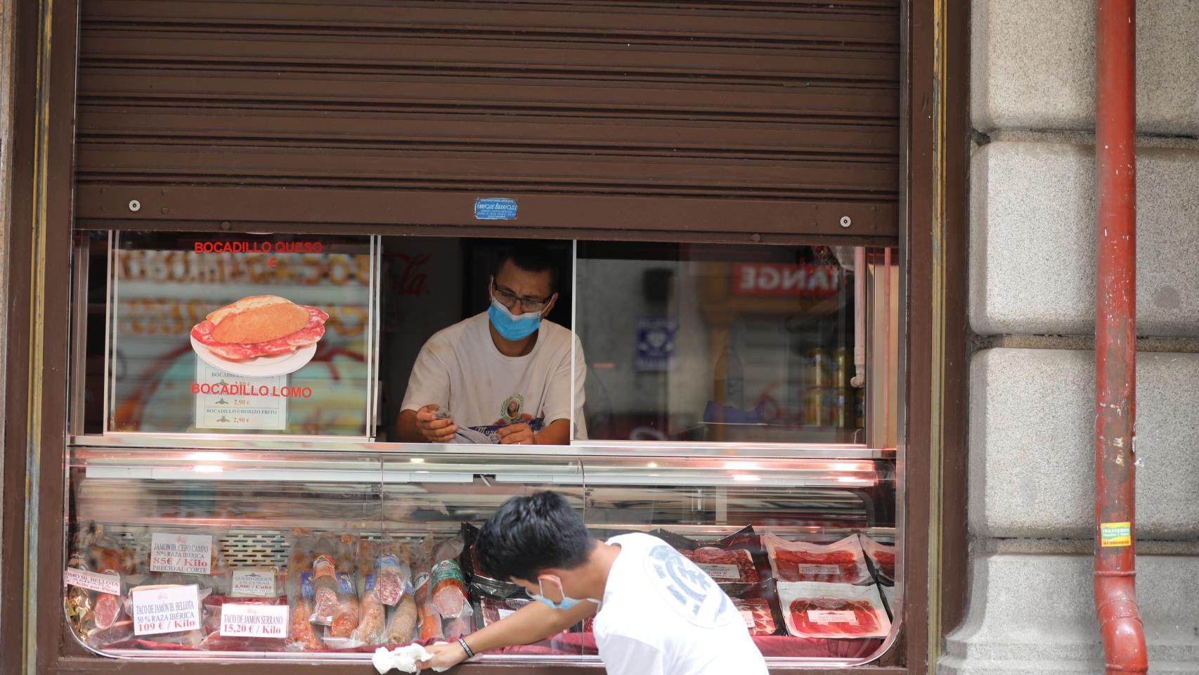 Dos trabajadores en un restaurante de Madrid