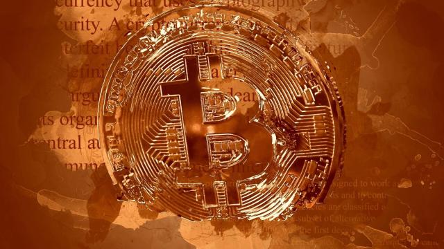 Un montaje con una moneda de bitcoin.