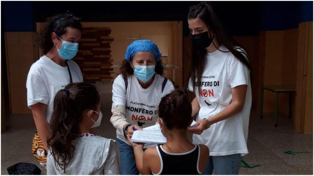 Alumnos de Monfero entregando firmas contra el parque.