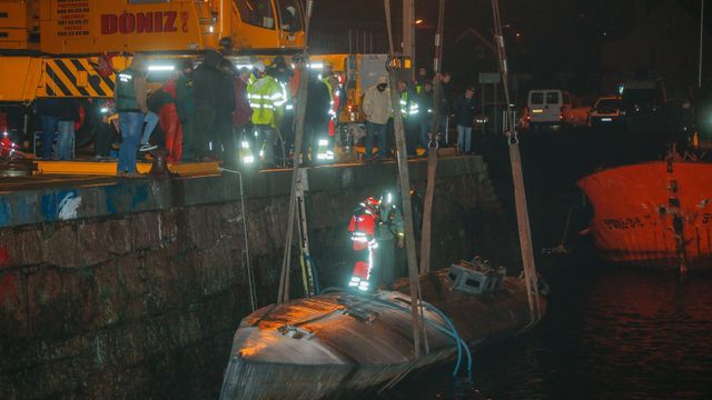 Labores de reflotación del narcosubmarino en el puerto de Aldán (Pontevedra).