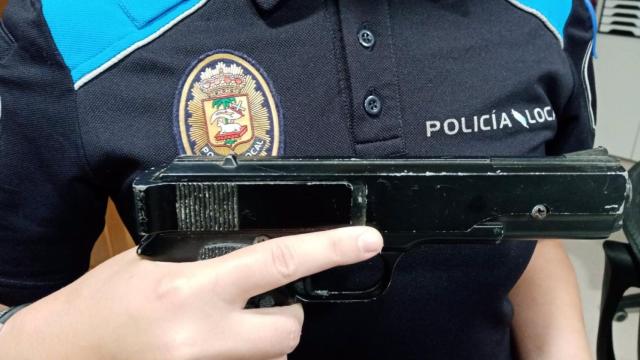 Pistola simulada intervenida en Poio.