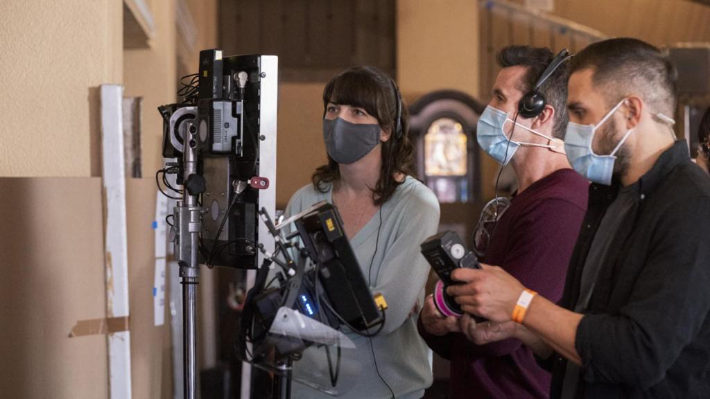 Megan Ganz y Rob McElhenney en el rodaje de la temporada 2 de 'Mythic Quest'.