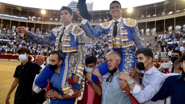 Manzanares y Cayetano en un feliz final a hombros en la Feria de Hogueras de Alicante