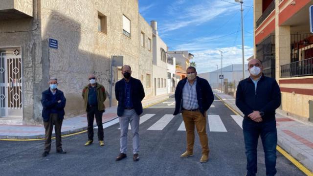 Concejales de Orihuela, con el exalcalde Emilio Bascuñana en el centro, en la calle de Casas Baratas en una imagen del mes de febrero de 2021.