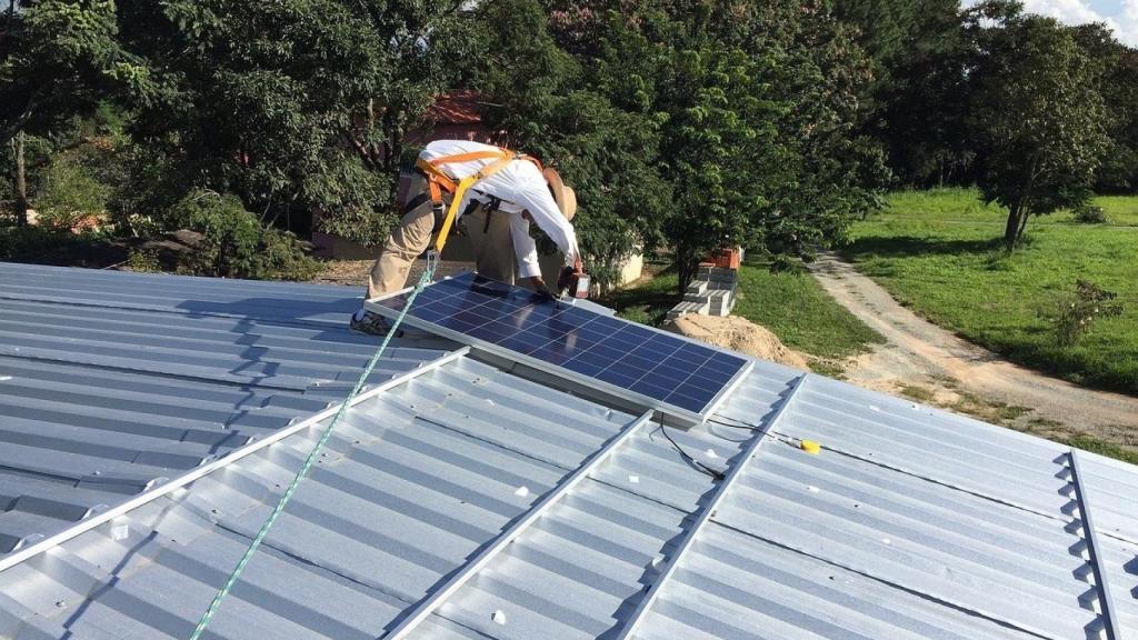 Instalación de una placa solar.