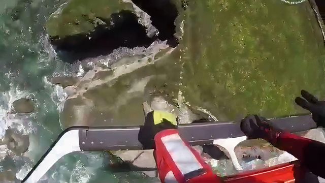 Rescate de dos personas, ayer, en la Playa de las Catedrales.