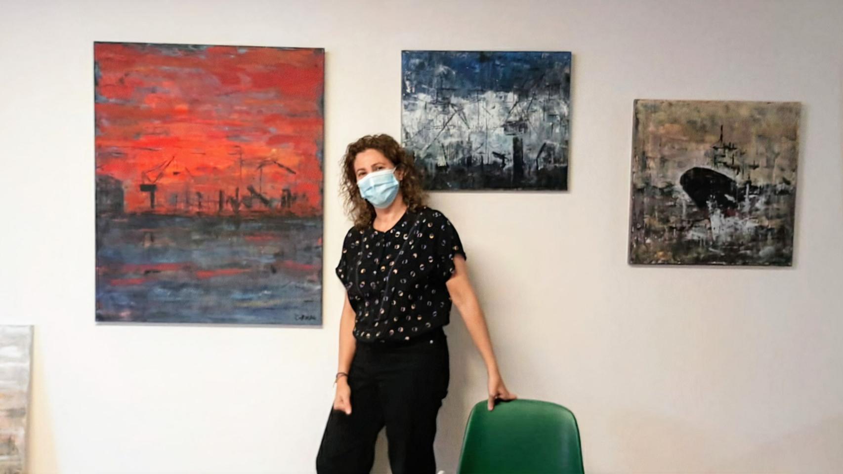 Diana Cordero junto a algunas de sus obras.