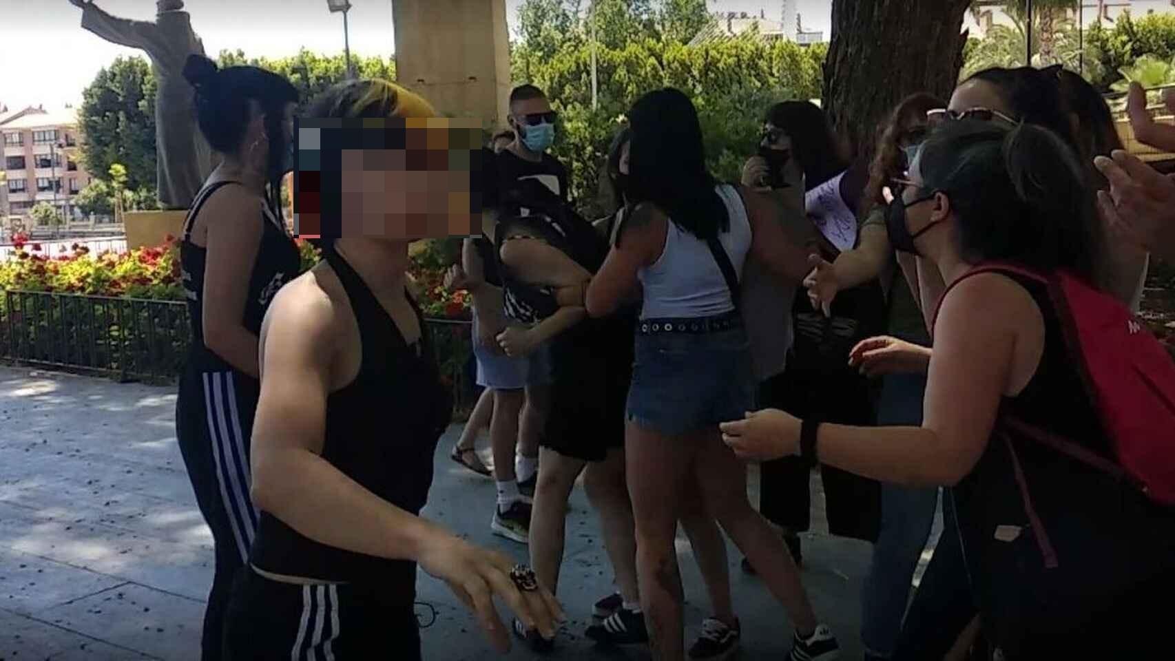 Uno de los momentos del encontronazo feminista de este sábado en Murcia.