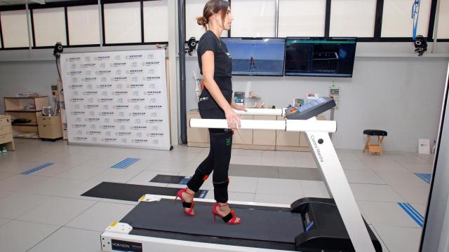 Un sujeto instrumentalizado con sistema de análisis de movimiento realiza un ensayo para estudiar el movimiento, la pisada y las presiones del pie con un modelo de calzado de tacón sobre un tapiz sensorizado, en el marco del proyecto Taconshoe.