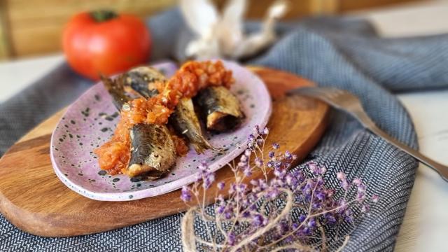 Sardinas al horno con tomate, una receta fácil y ligera
