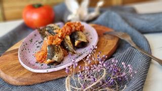 Sardinas al horno con tomate, una receta fácil y ligera