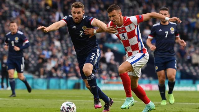 Perisic durante un partido de la Eurocopa con Croacia