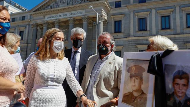Los representantes del PP en la Mesa del Congreso, Ana Pastor y Adolfo Suárez Illana, junto a las asociaciones de víctimas.