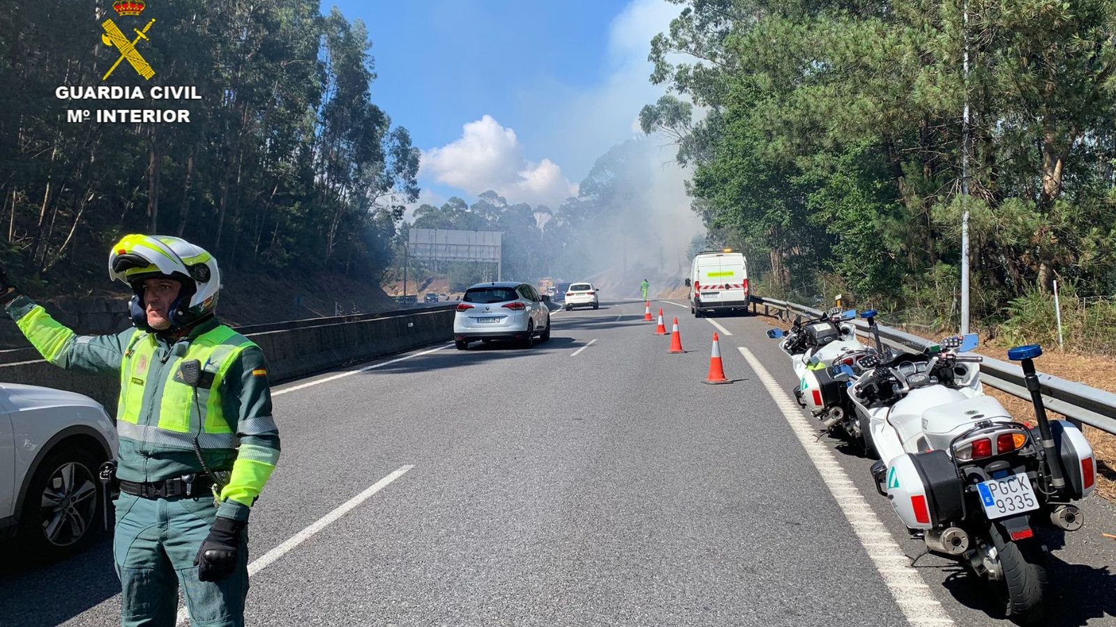 Un incendio obliga a cortar un carril de la A-55