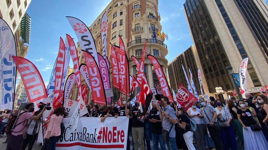 Empleados de CaixaBank se manifiestan ante las sedes del banco durante una huelga celebrada en junio de 2021.